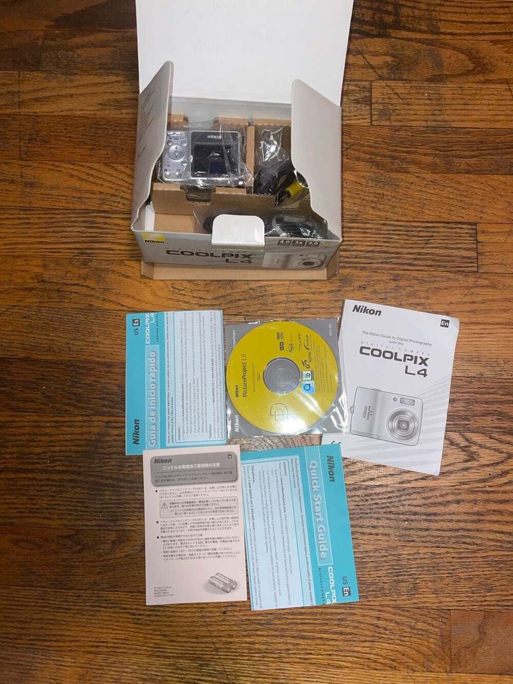 *I don’t know if it works* Nikon Coolpix L4 Digital Camera Boxed Set
